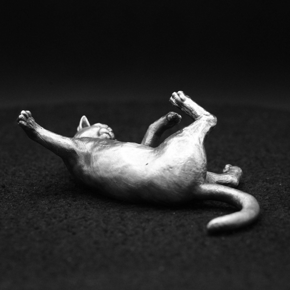 Playful Cat hand-poured 999+ silver statue by Gold Spartan