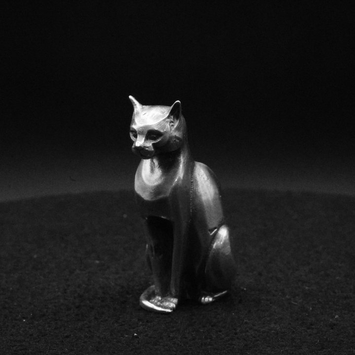 Regal Cat hand poured 999 silver statue collectible by Gold Spartan